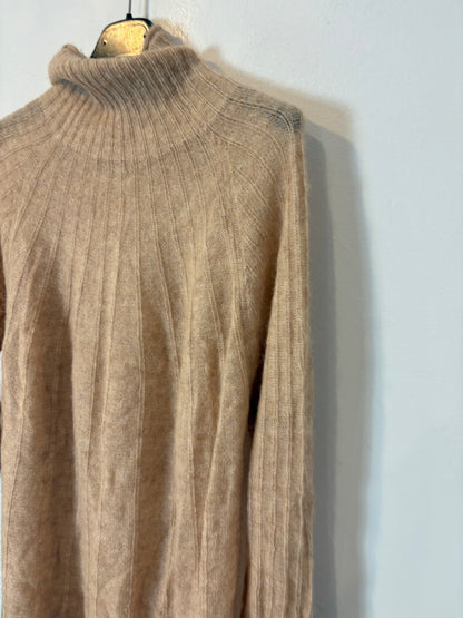 IS COMING. Jersey alpaca beige detalle puños