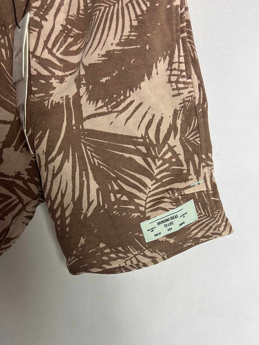 ZARA. Brown plush shorts with leaves. Size 6 years.