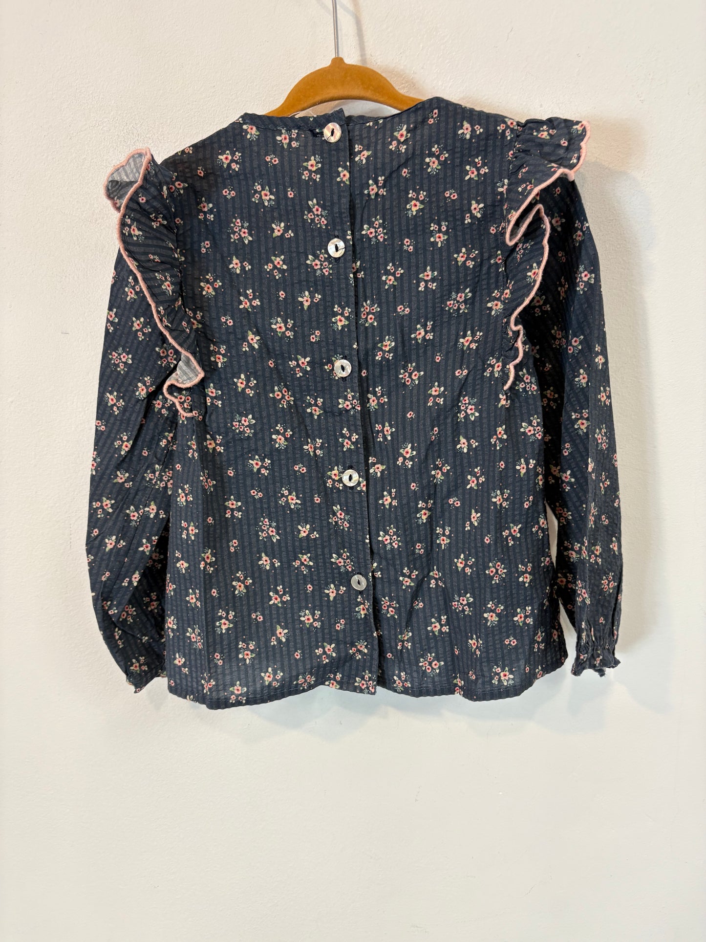 MI CANESÚ.  Camisa azul flores volantes. T 36 meses