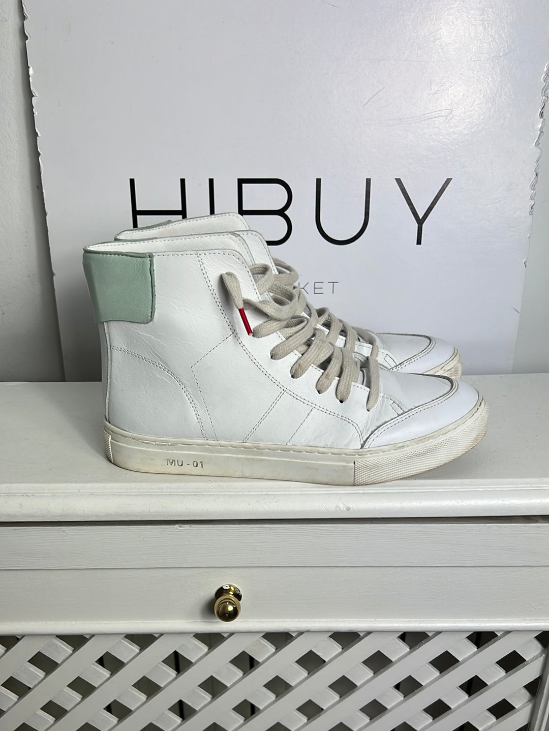 MU. Zapatillas blancas cordones. T37