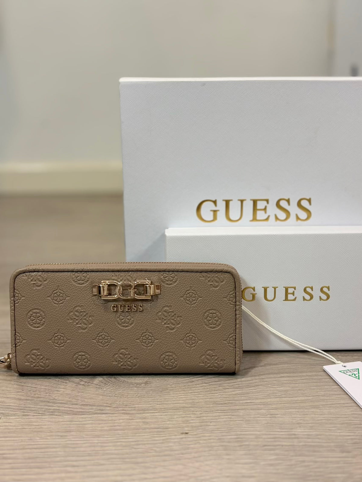 GUESS. Cartera beige logo