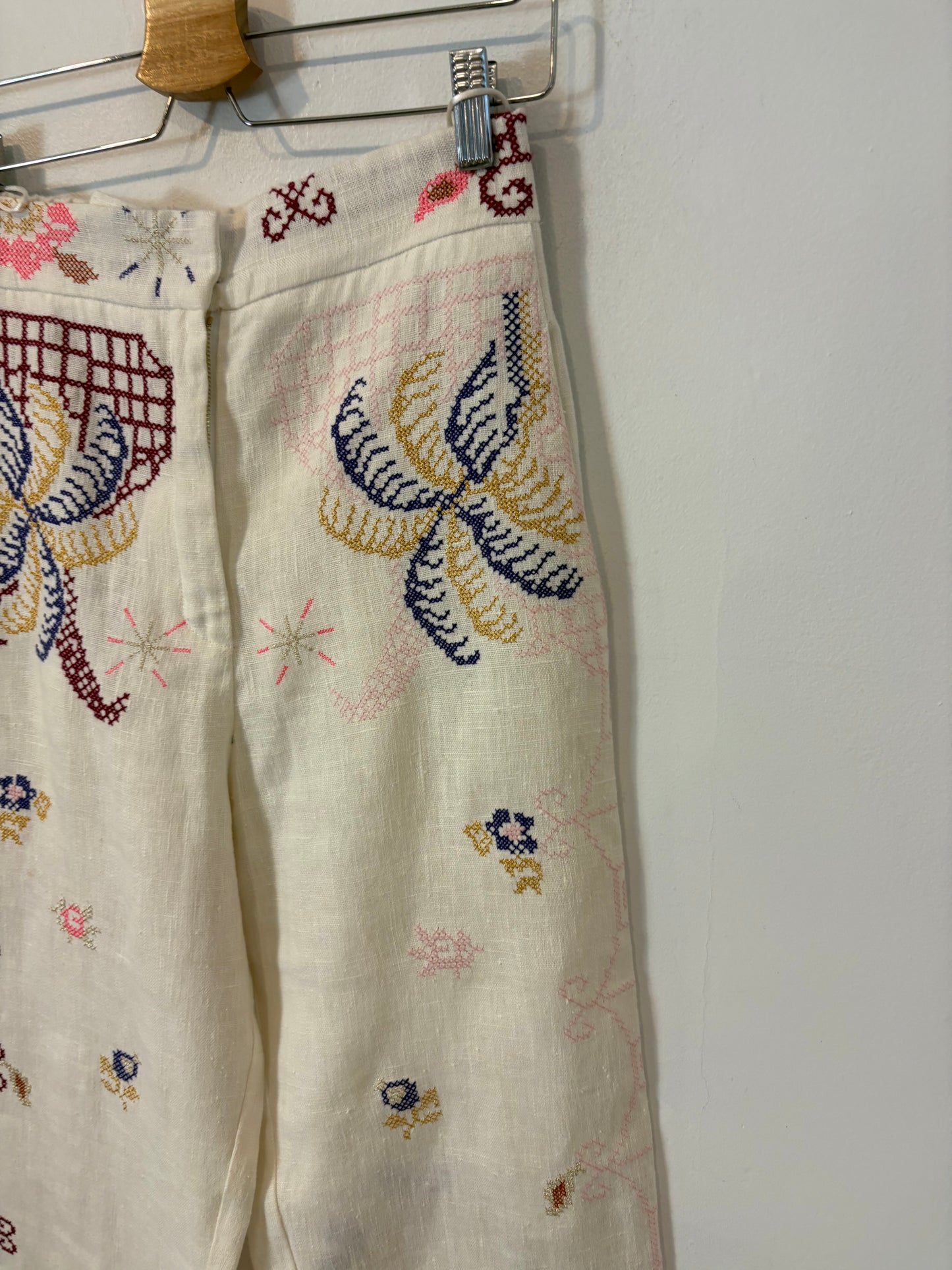 FORTE FORTE. Pantalón lino blanco detalles punto de cruz