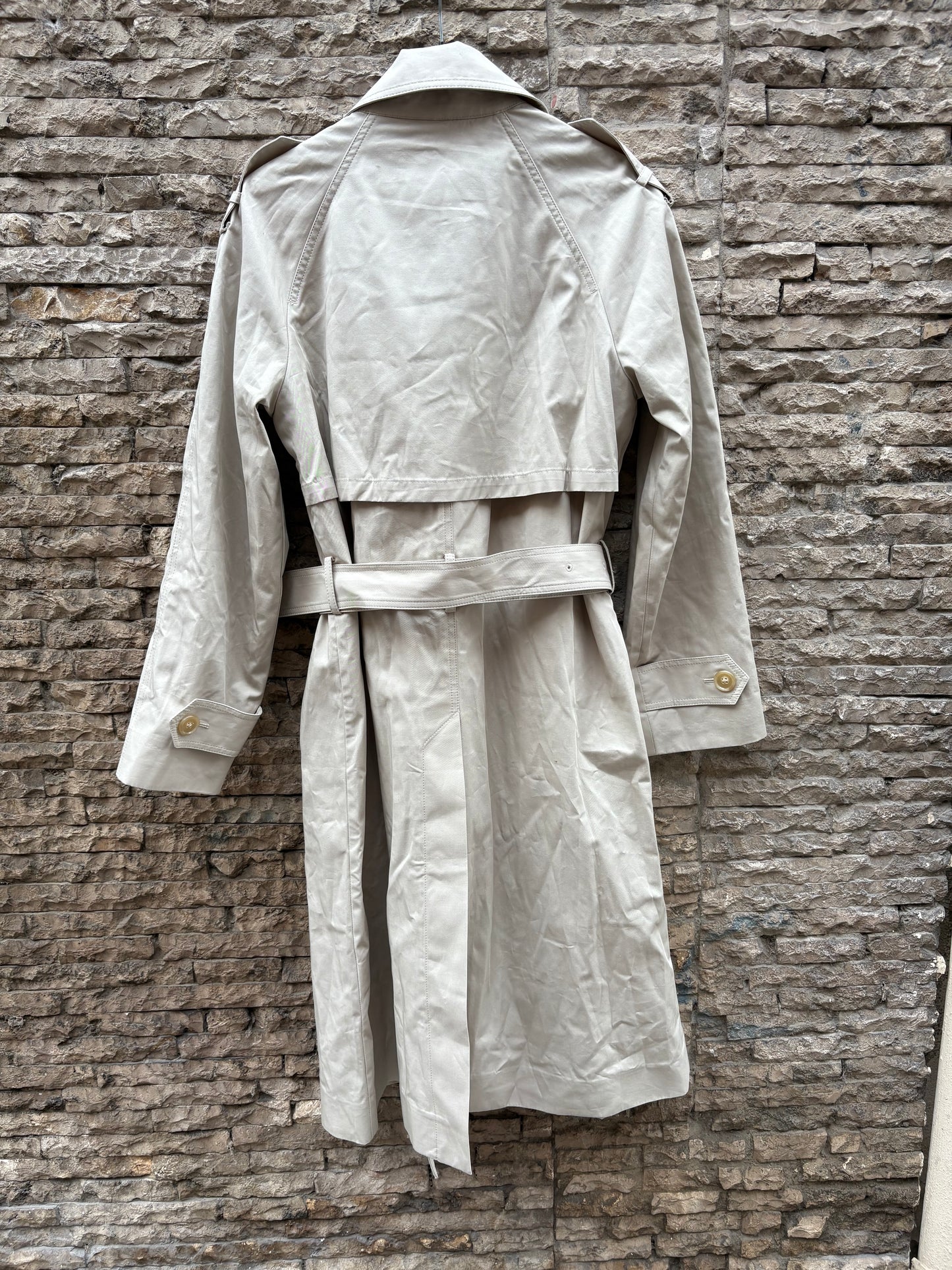 MASSIMO DUTTI. Gabardina beige clásica