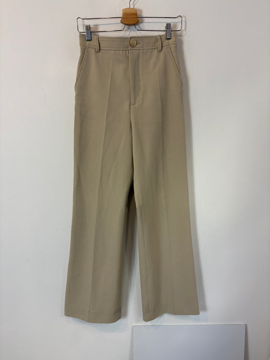 ZARA. Pantalón beige costuras