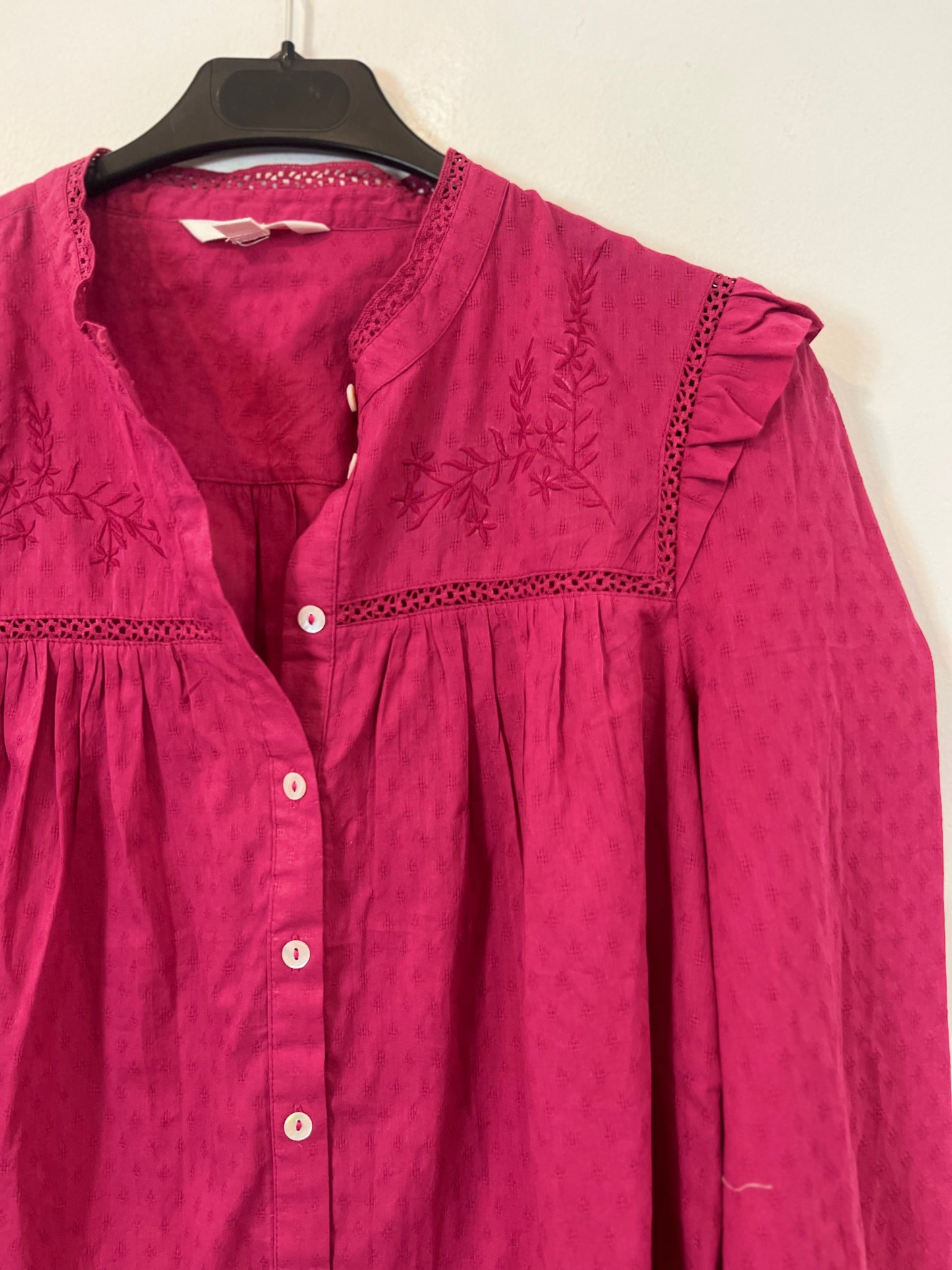 SPRINGFIELD. Blusa rosa bordada T.38