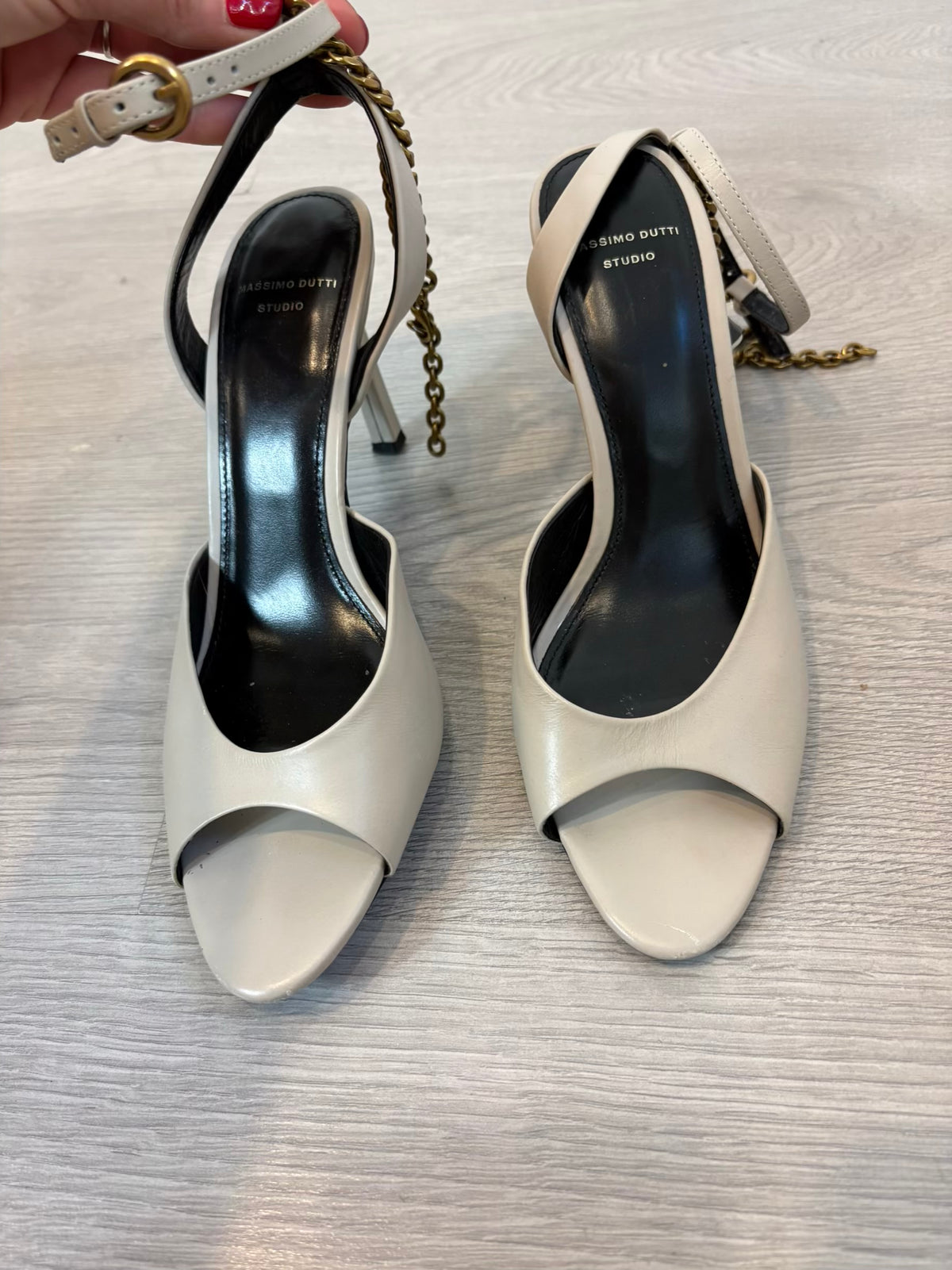 MASSIMO DUTTI STUDIO. Sandalia piel en crudo. T 38