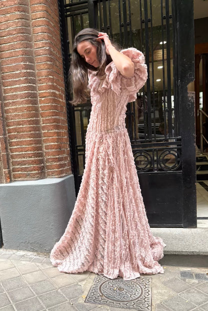MARMOTA. Vestido largo de gala en tul plumeti rosa empolvado