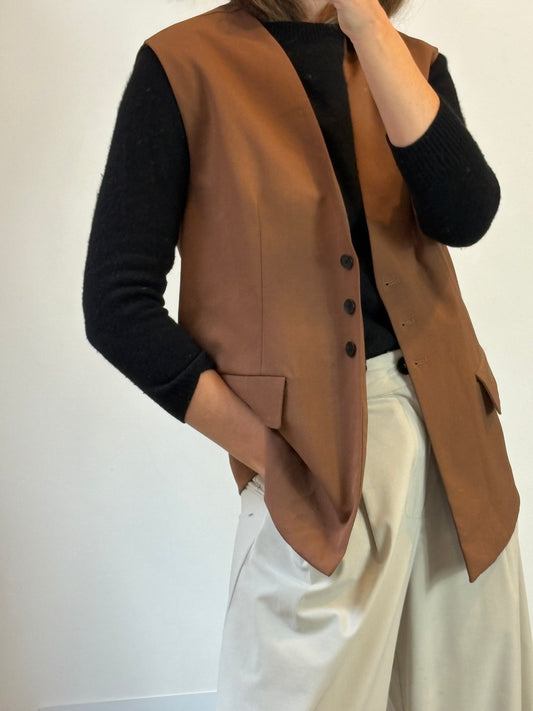 ZARA. Chaleco marrón abotonado