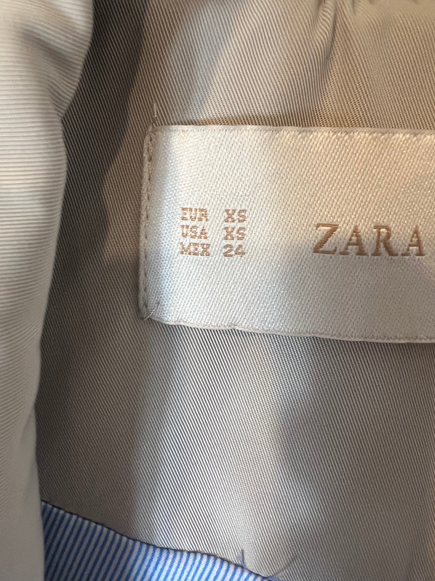 ZARA. Chaqueta larga beige estilo gabardina. T XS