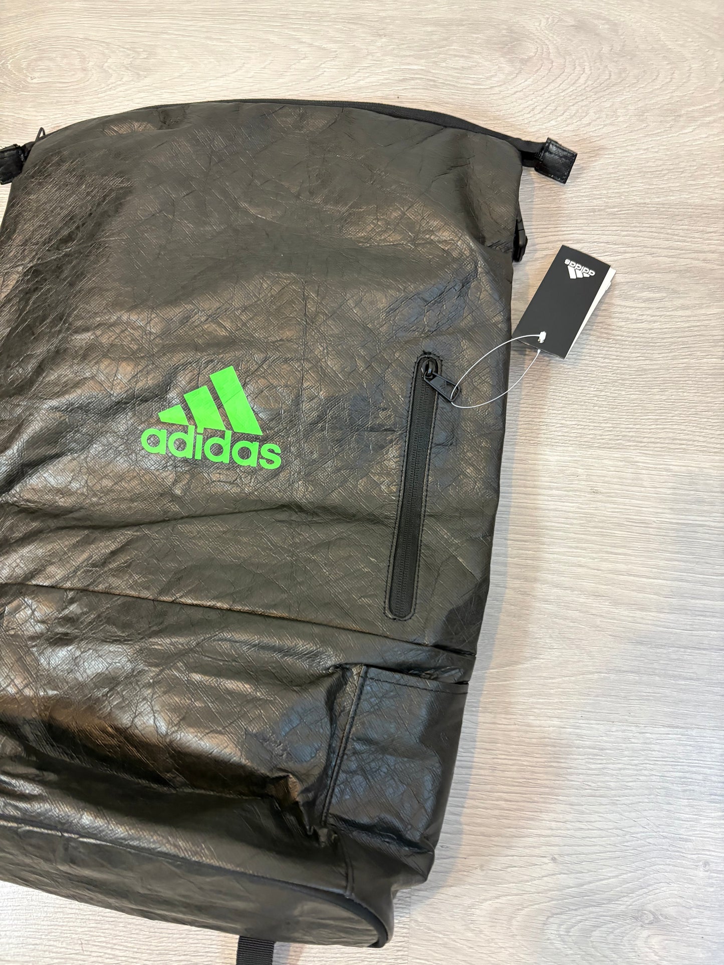 ADIDAS. Mochila negra textura