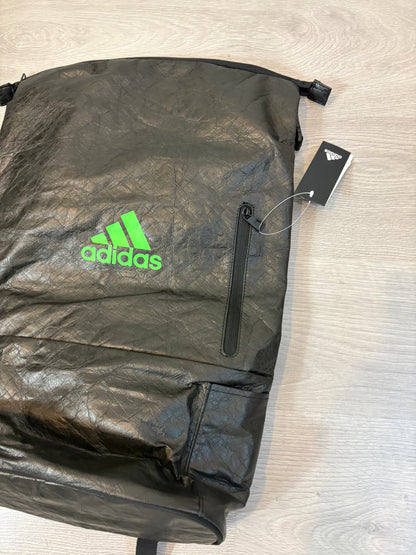 ADIDAS. Mochila negra textura