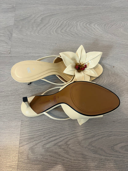 ZARA. Sandalia beige flor. T 38