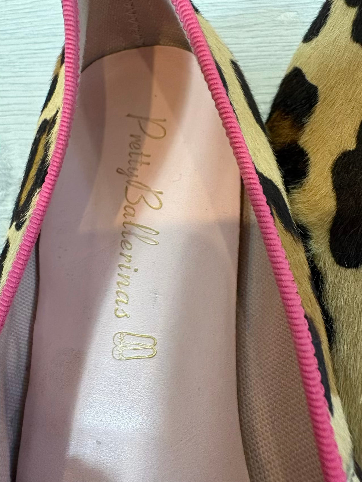 PRETTY BALLERINAS. Bailarinas piel textura detalles en fucsia. T 38