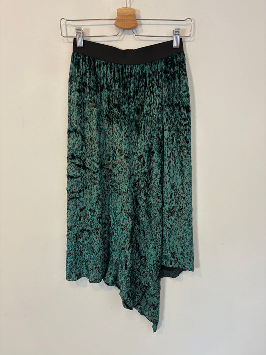 MASSCOB. Falda verde terciopelo asimétrica