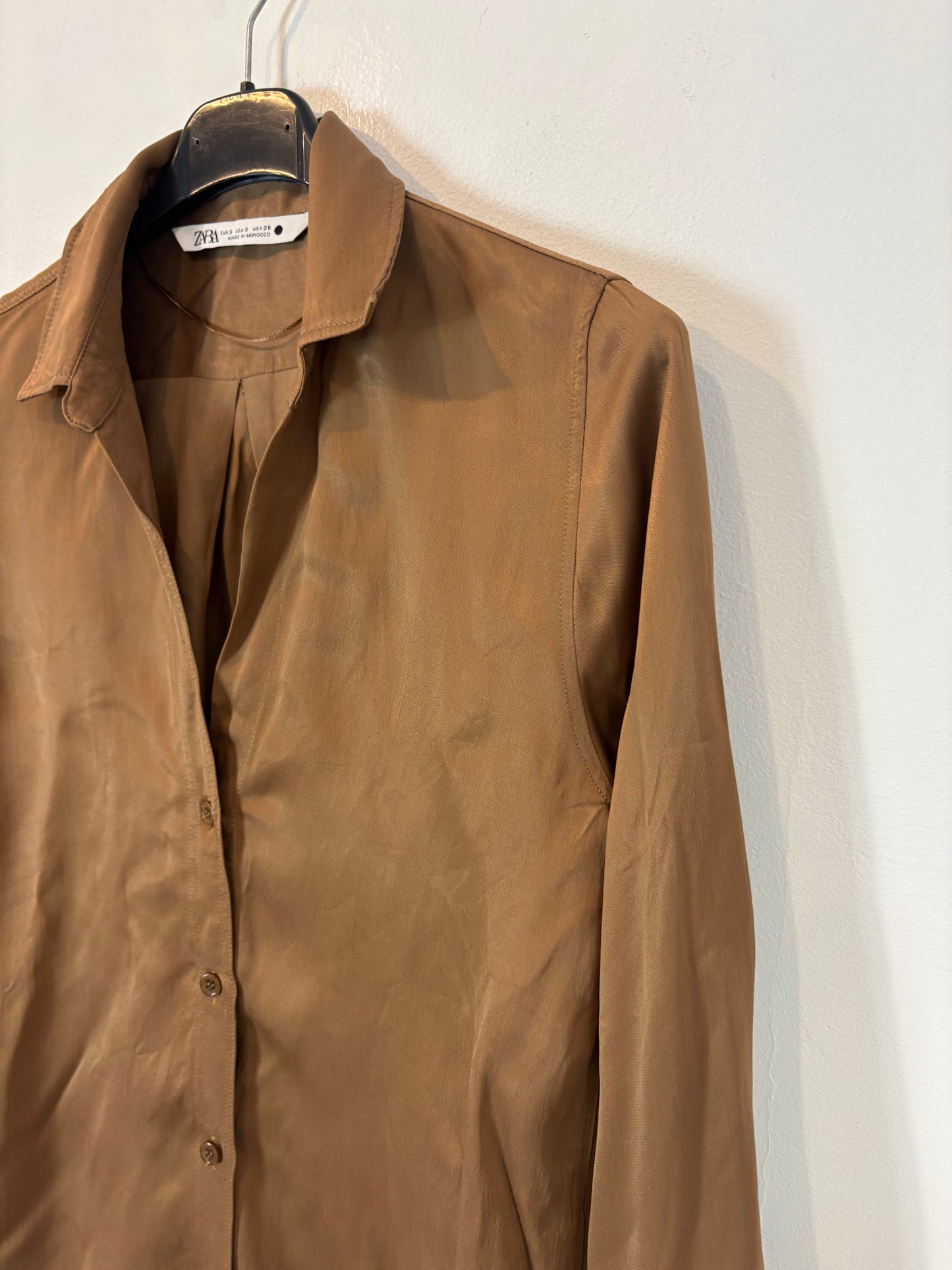 ZARA. Blusa marrón satinada. T S