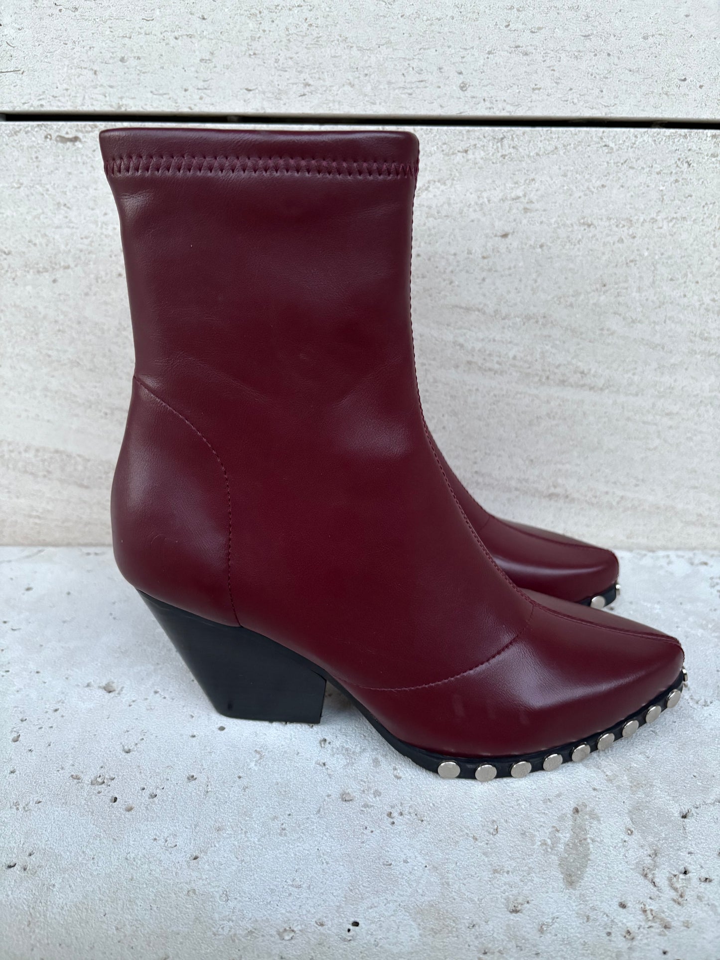 NOA HARMON. Botines burdeos tachuelas