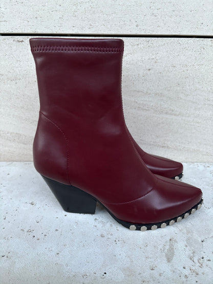 NOA HARMON. Botines burdeos tachuelas
