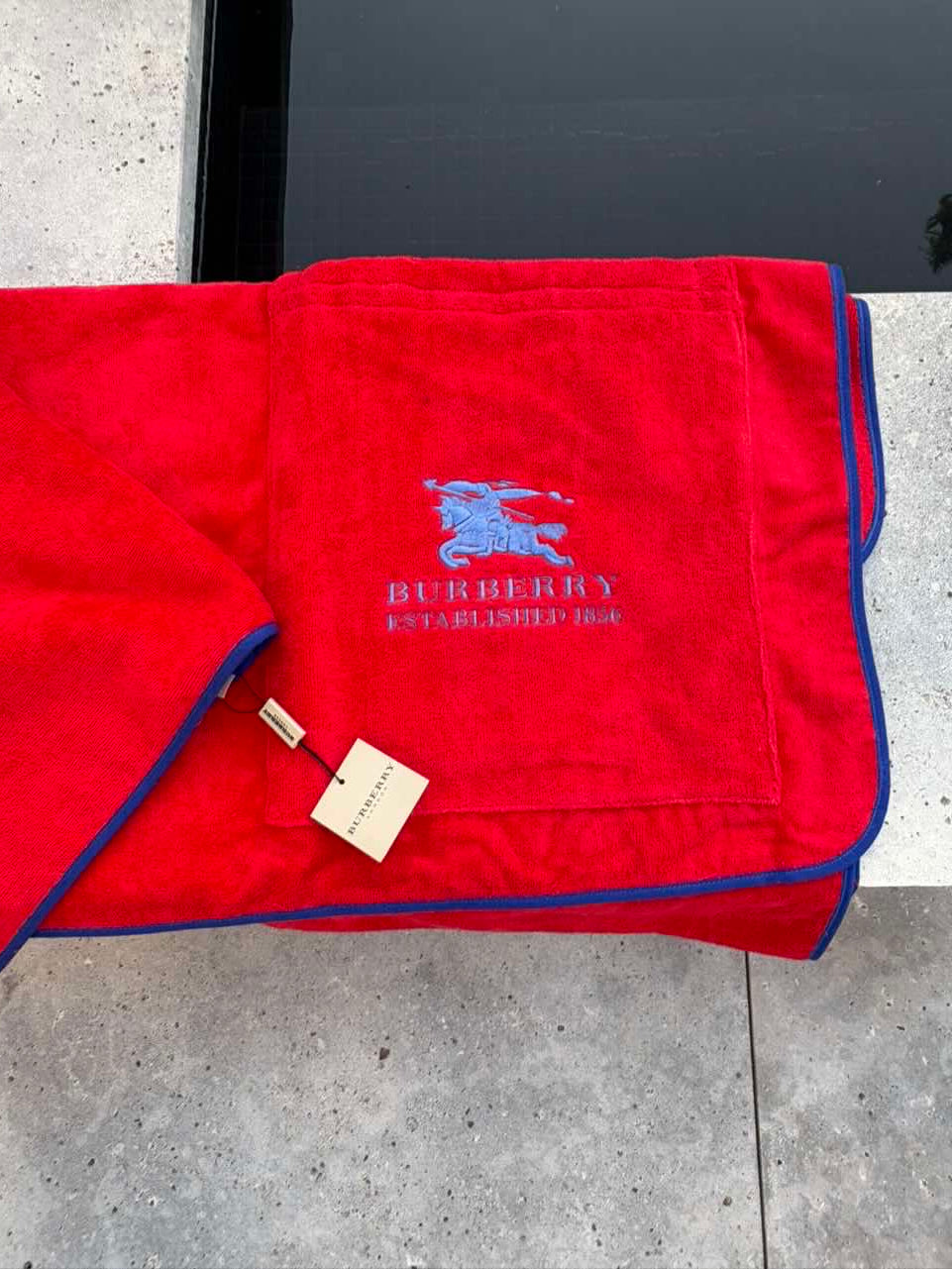 BURBERRY. Toalla de playa roja logo