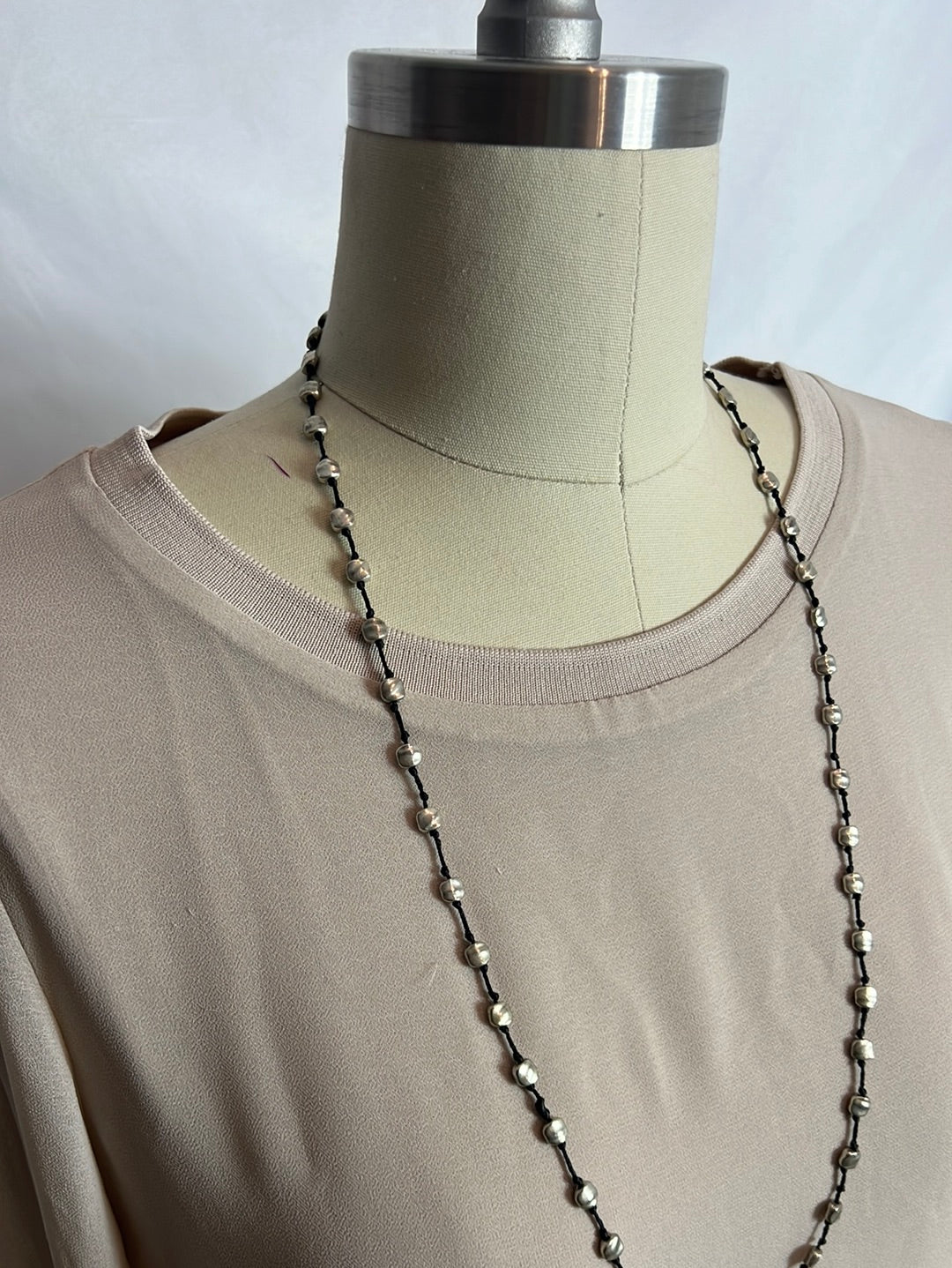 OTRAS. Collar cuerda y cuentas plateadas