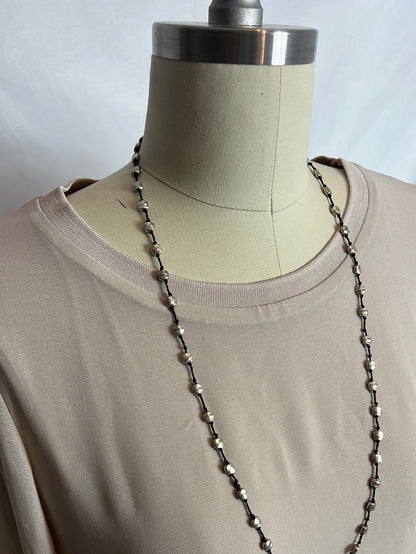 OTRAS. Collar cuerda y cuentas plateadas