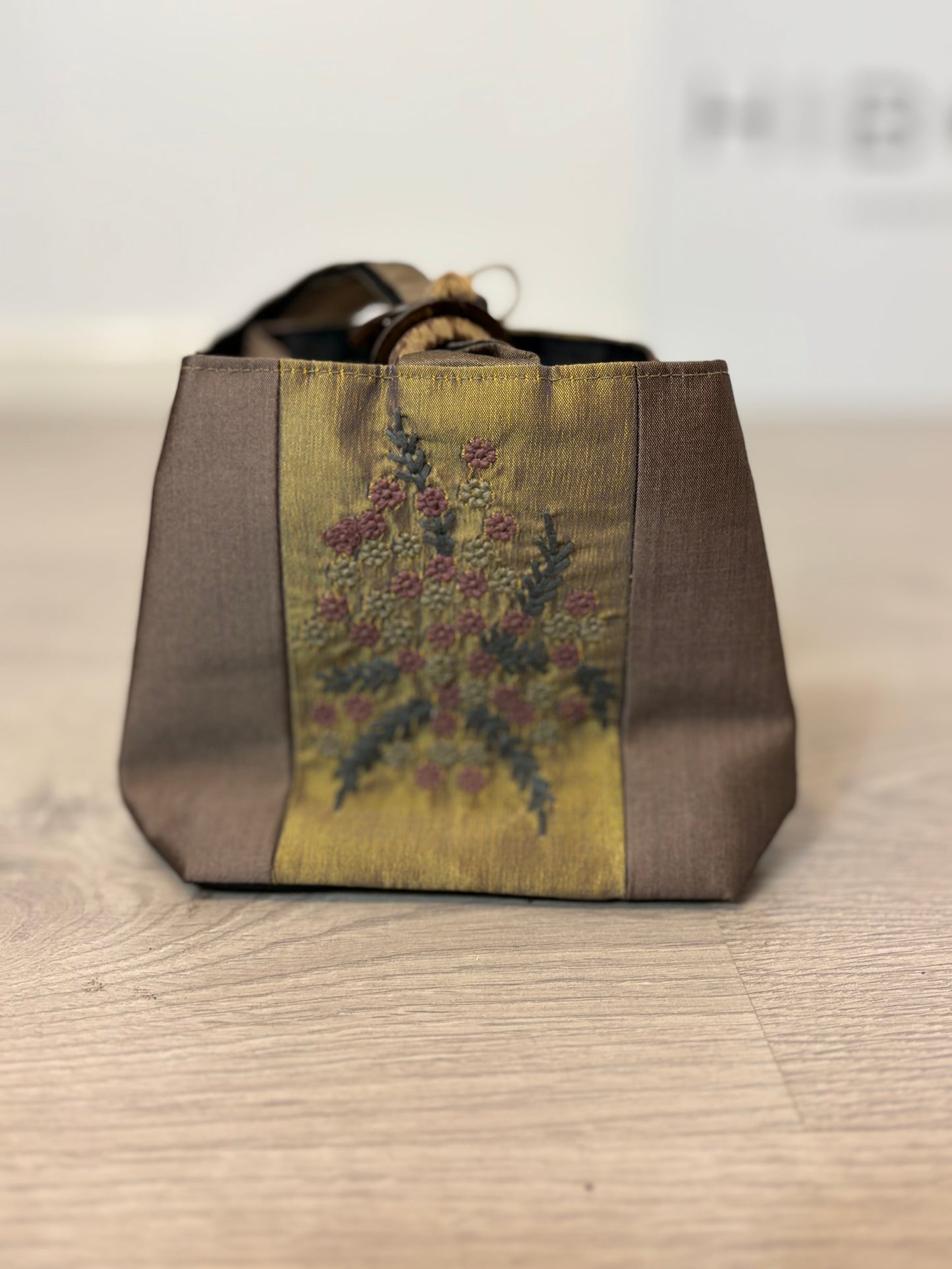 OTRAS. Bolso de mano flores bordadas