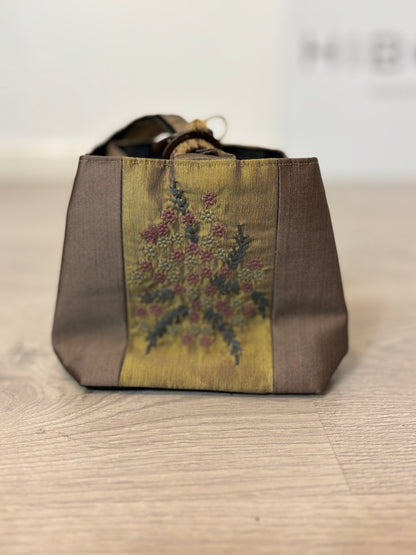 OTRAS. Bolso de mano flores bordadas