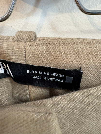 ZARA. Pantalón beige pinzas. T S
