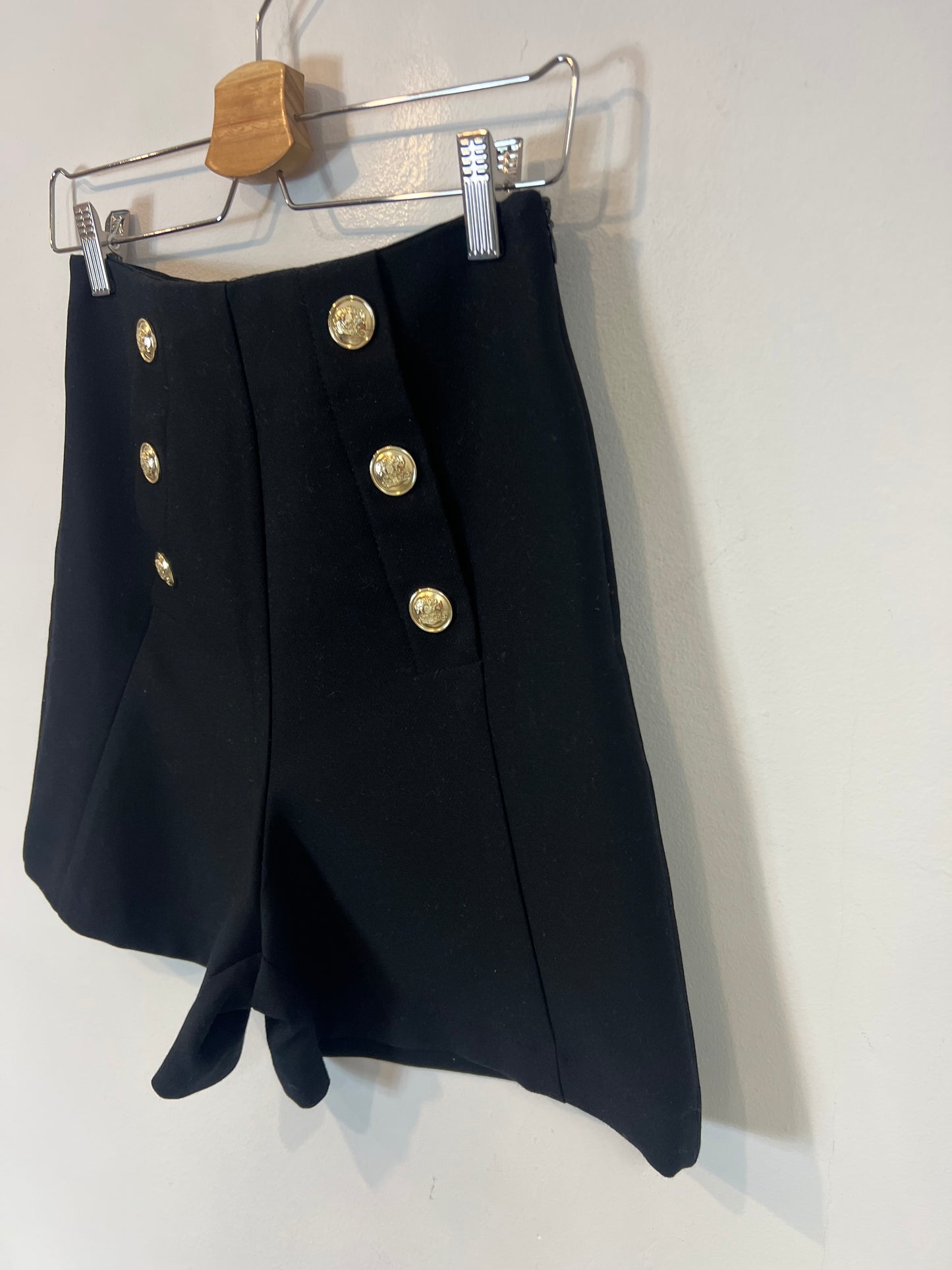 ZARA. Button-detailed shorts. XS