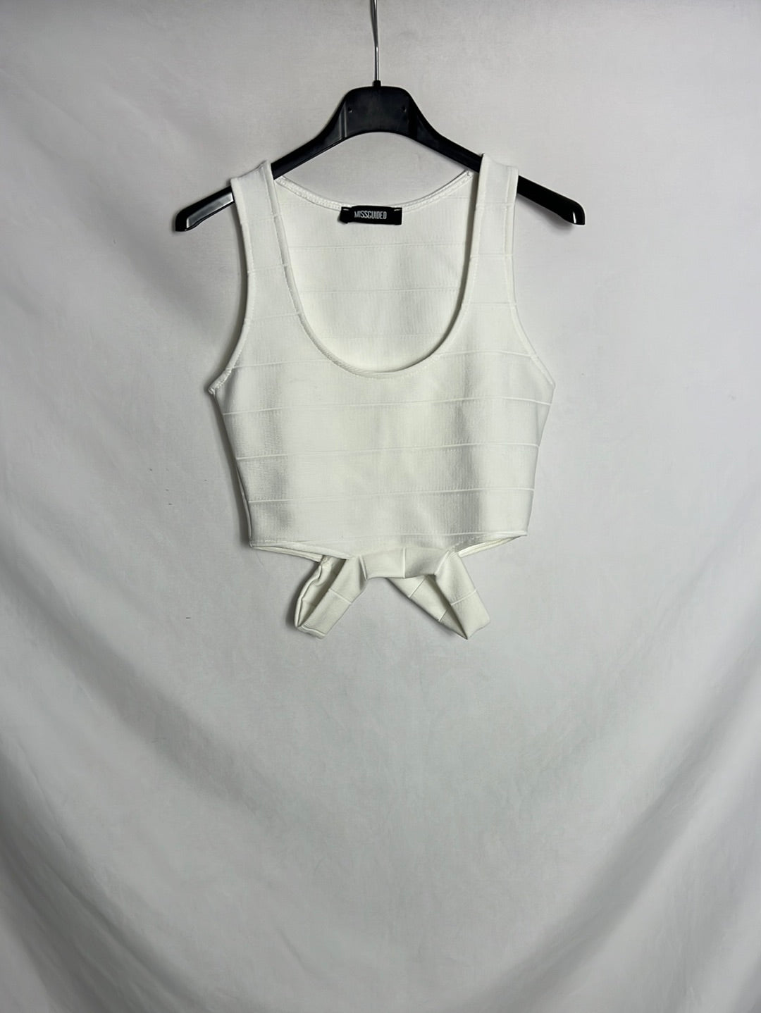 MISSGUIDED. Crop top blanco aperturas. T 34