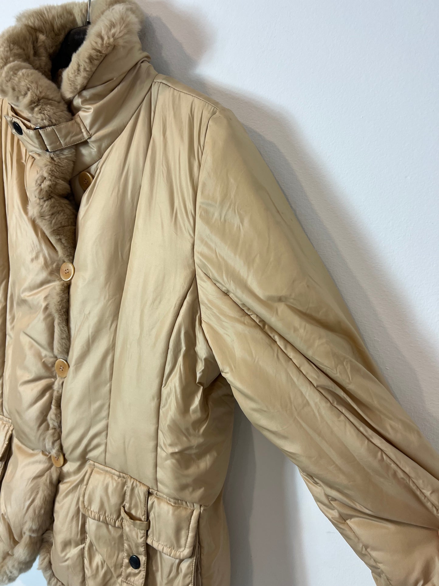 WEEKEND MAXMARA. Beige quilted coat. Size 38