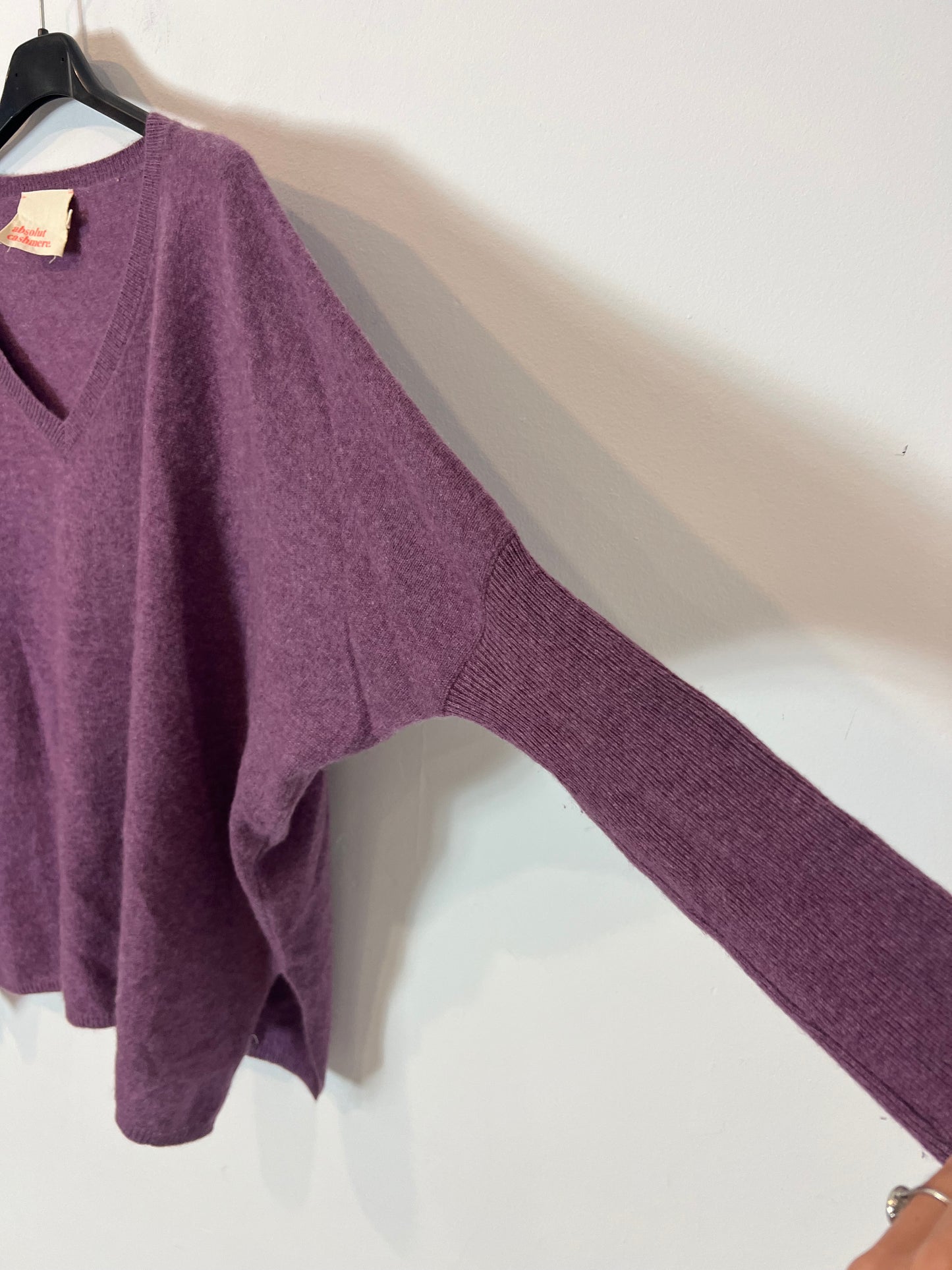 ABSOLUTE CASHMERE. Jersey cashmere morado cuello pico. T S