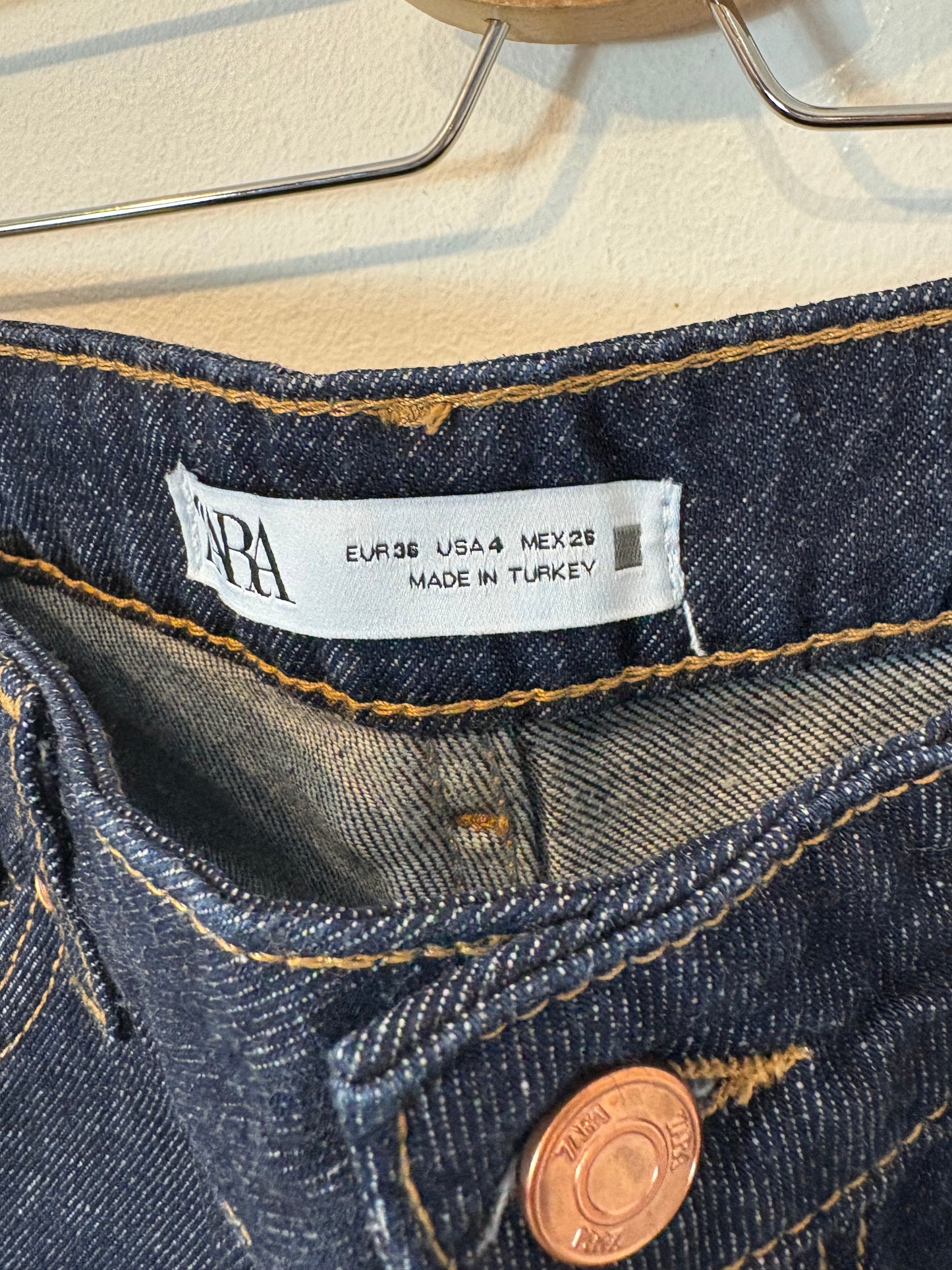 ZARA. Denim oscuro pata ancha