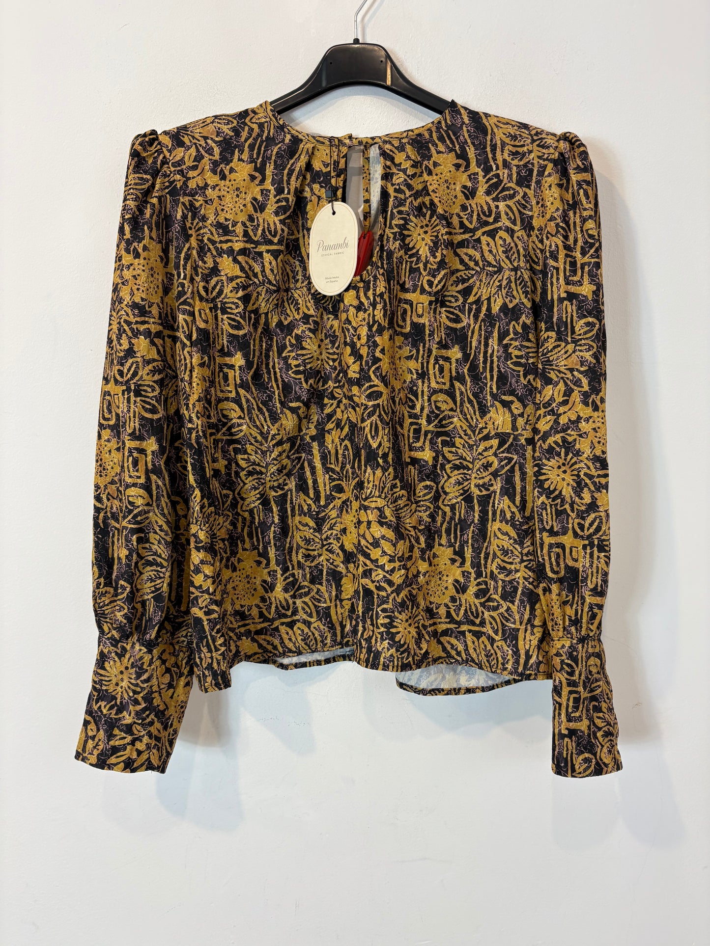 PANAMBI. Blusa estampada hombreras