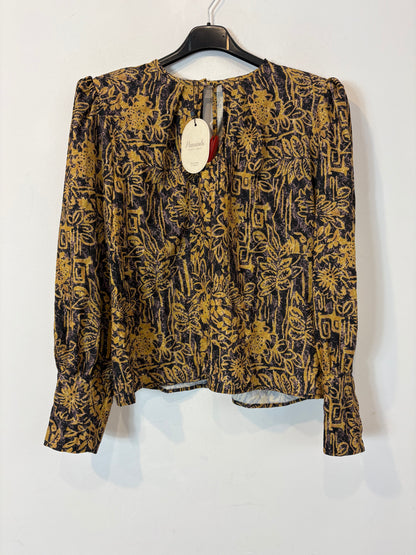 PANAMBI. Blusa estampada hombreras