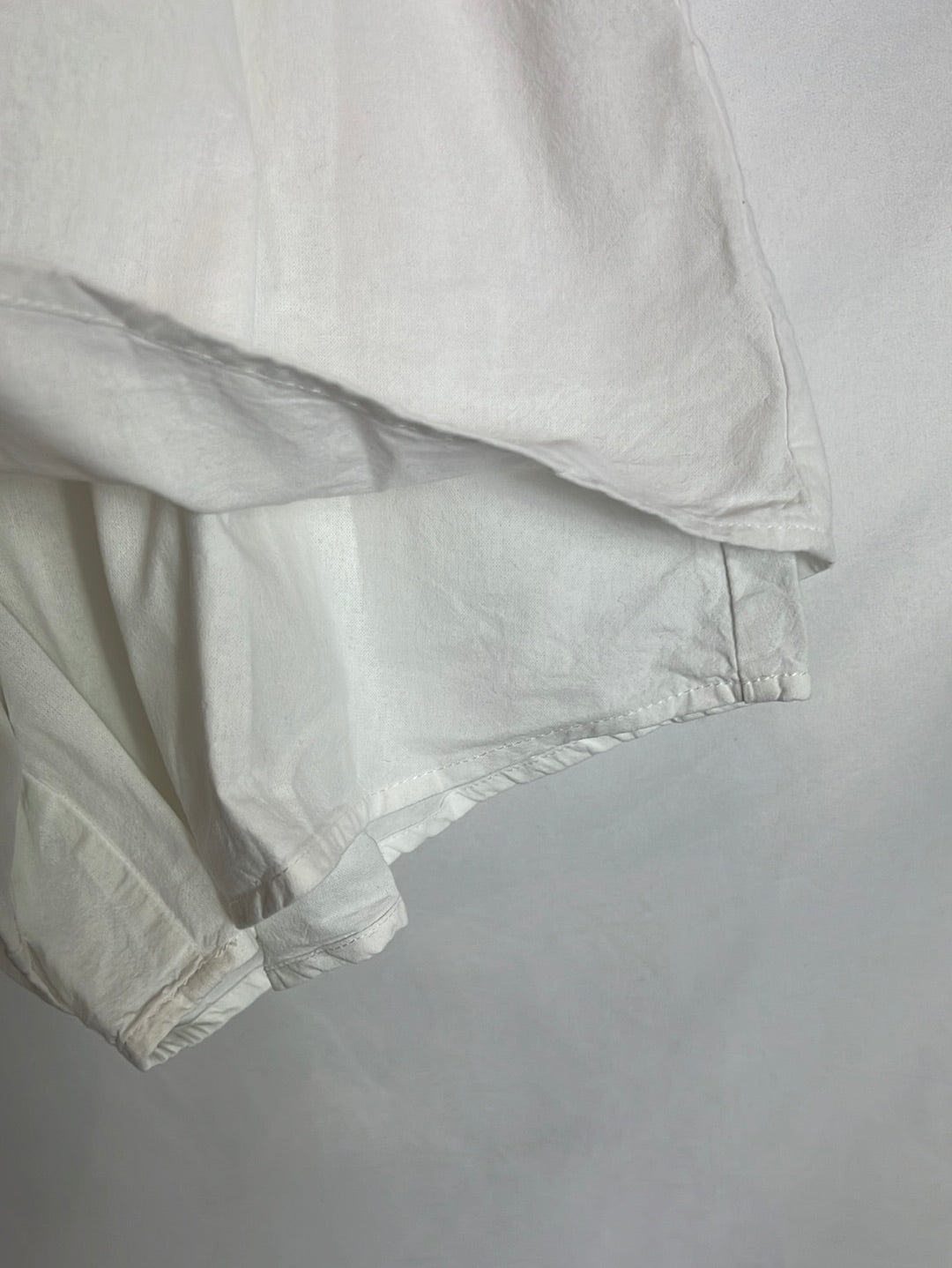 OTHERS. Double-layer white Bermuda shorts. TM