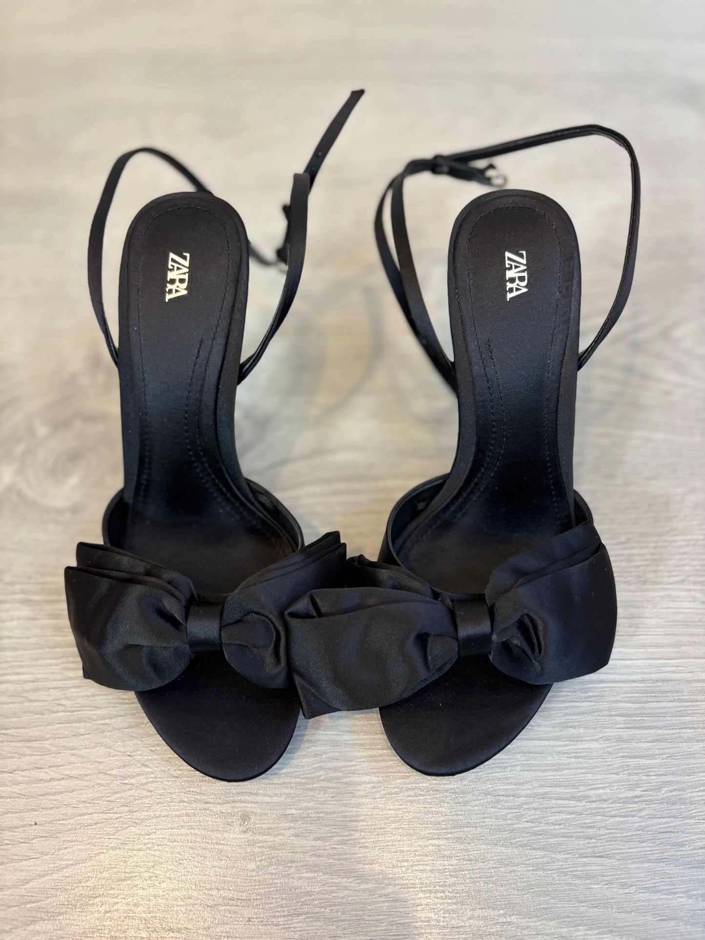 ZARA. Sandalia tacón lazo. T 38