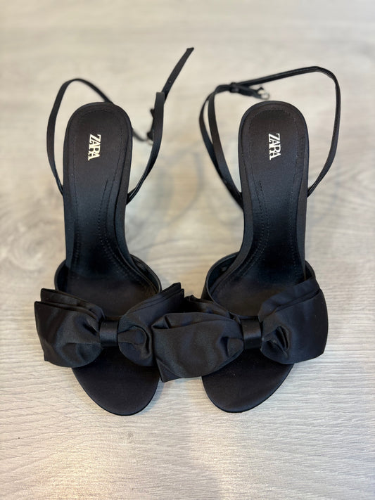 ZARA. Sandalia tacón lazo. T 38