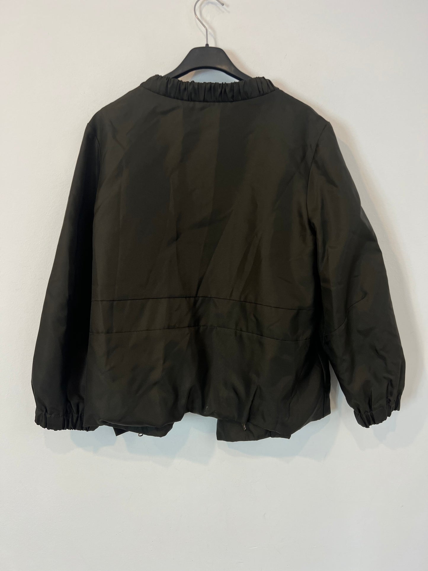 HAKEI. Chaqueta verde caqui corta vientos. T S