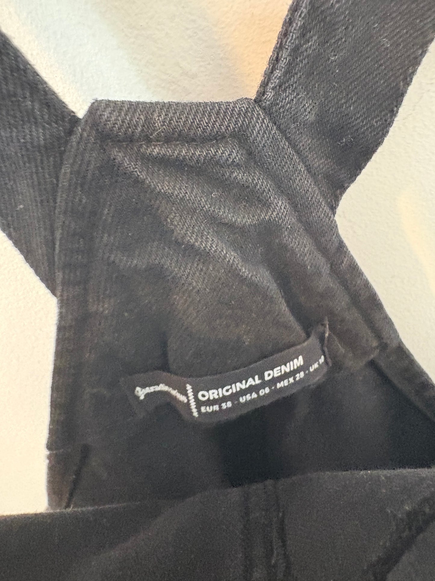 STRADIVARIUS. Peto corto denim negro. T 38