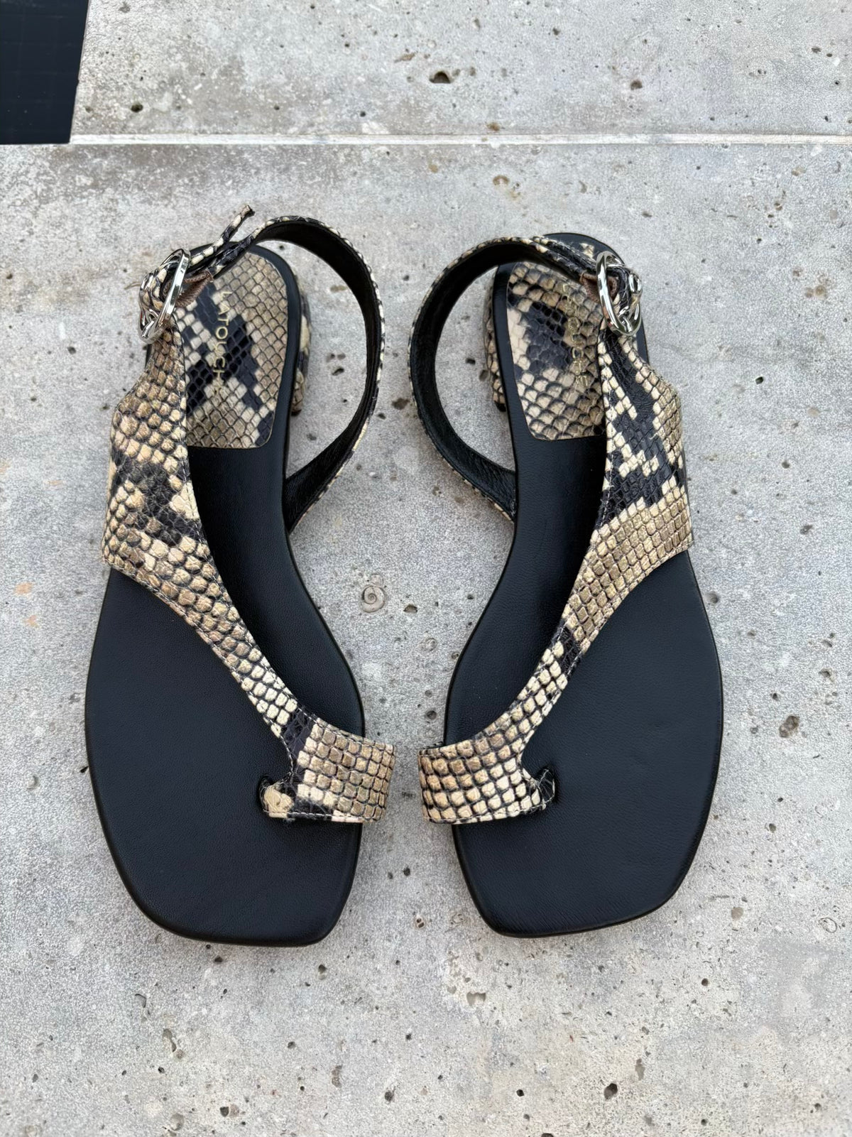 LATOUCHE. Sandalia piel cruzada snake print. T 37