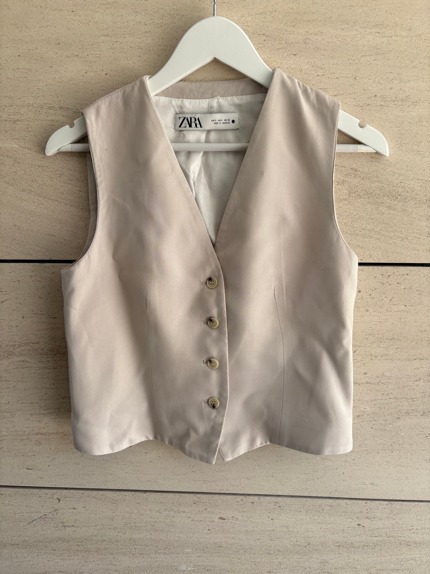ZARA. Beige pleated vest. TS