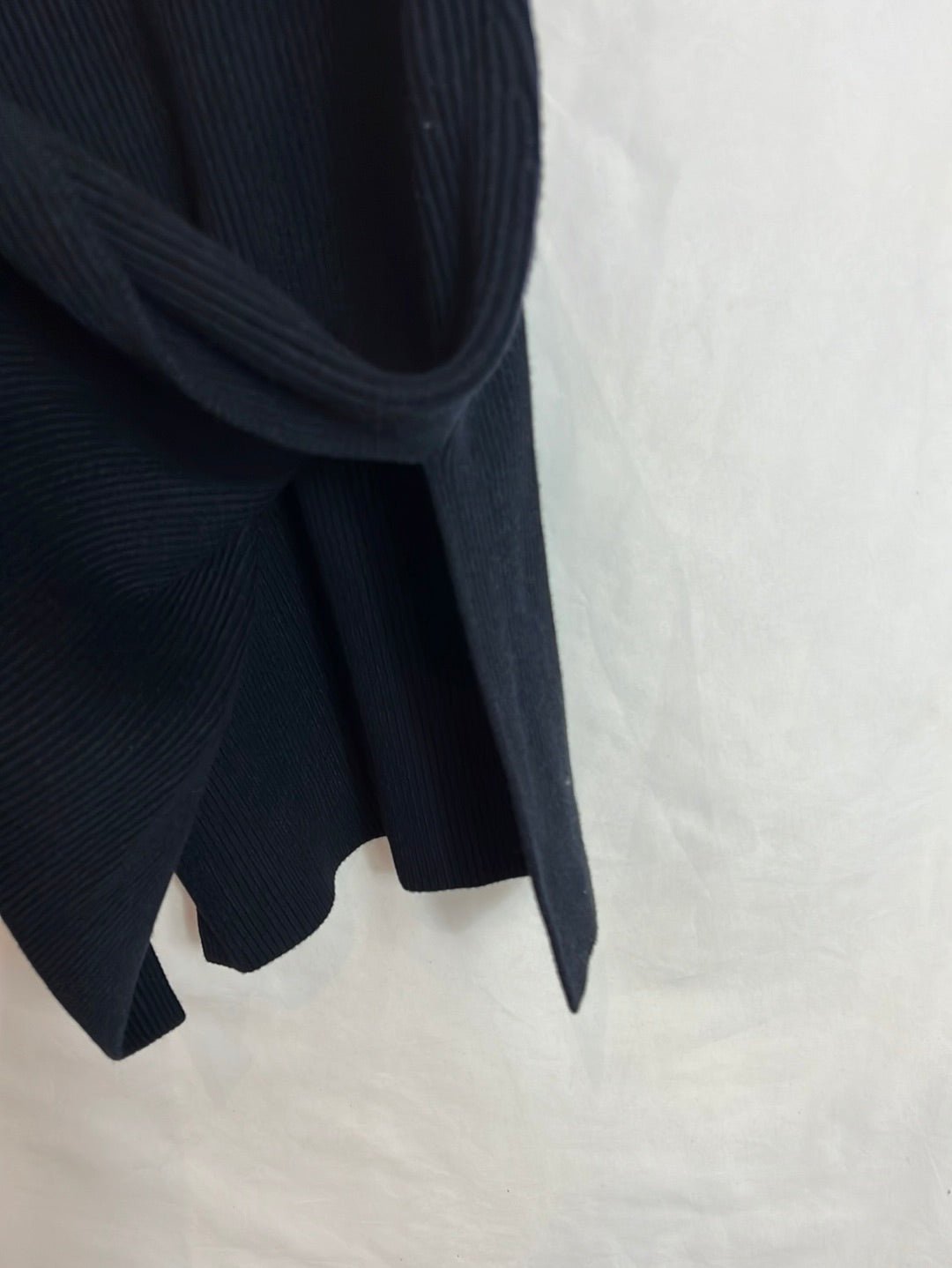 ADOLFO DOMINGUEZ. Top canalé bicolor apertura. T 38