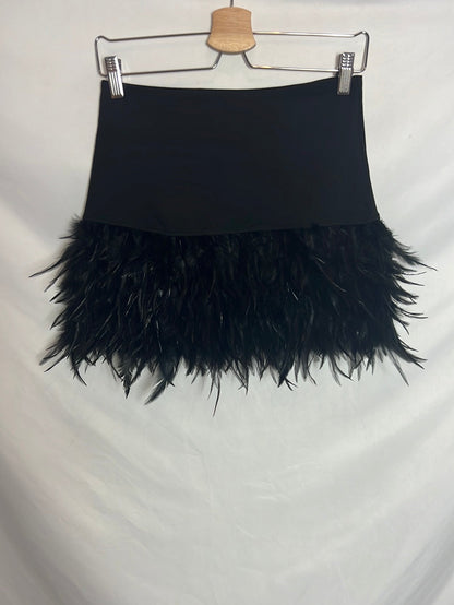 MAY&CO. Falda negra corta plumas. TS