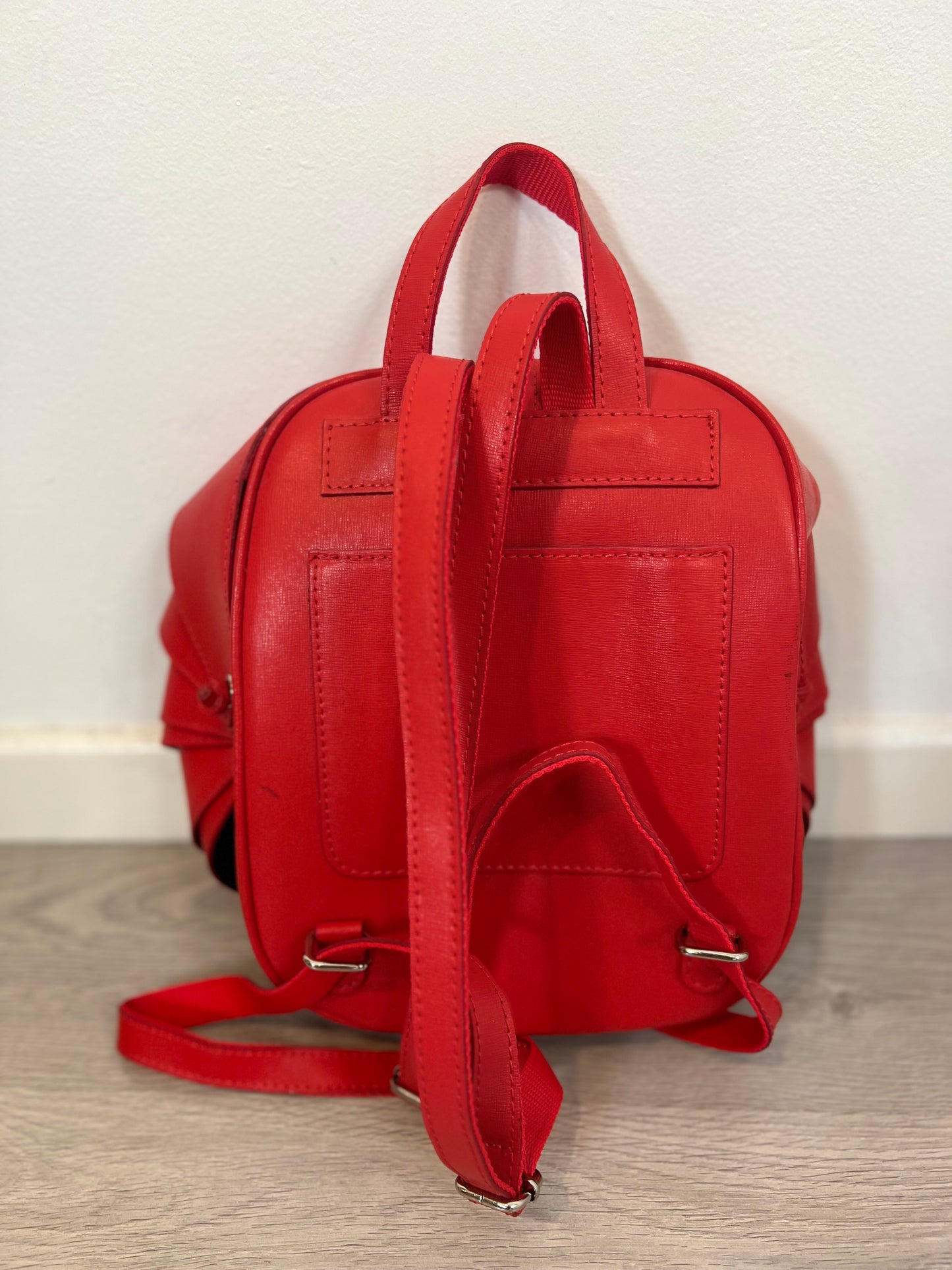 OTRAS. Mochila roja piel