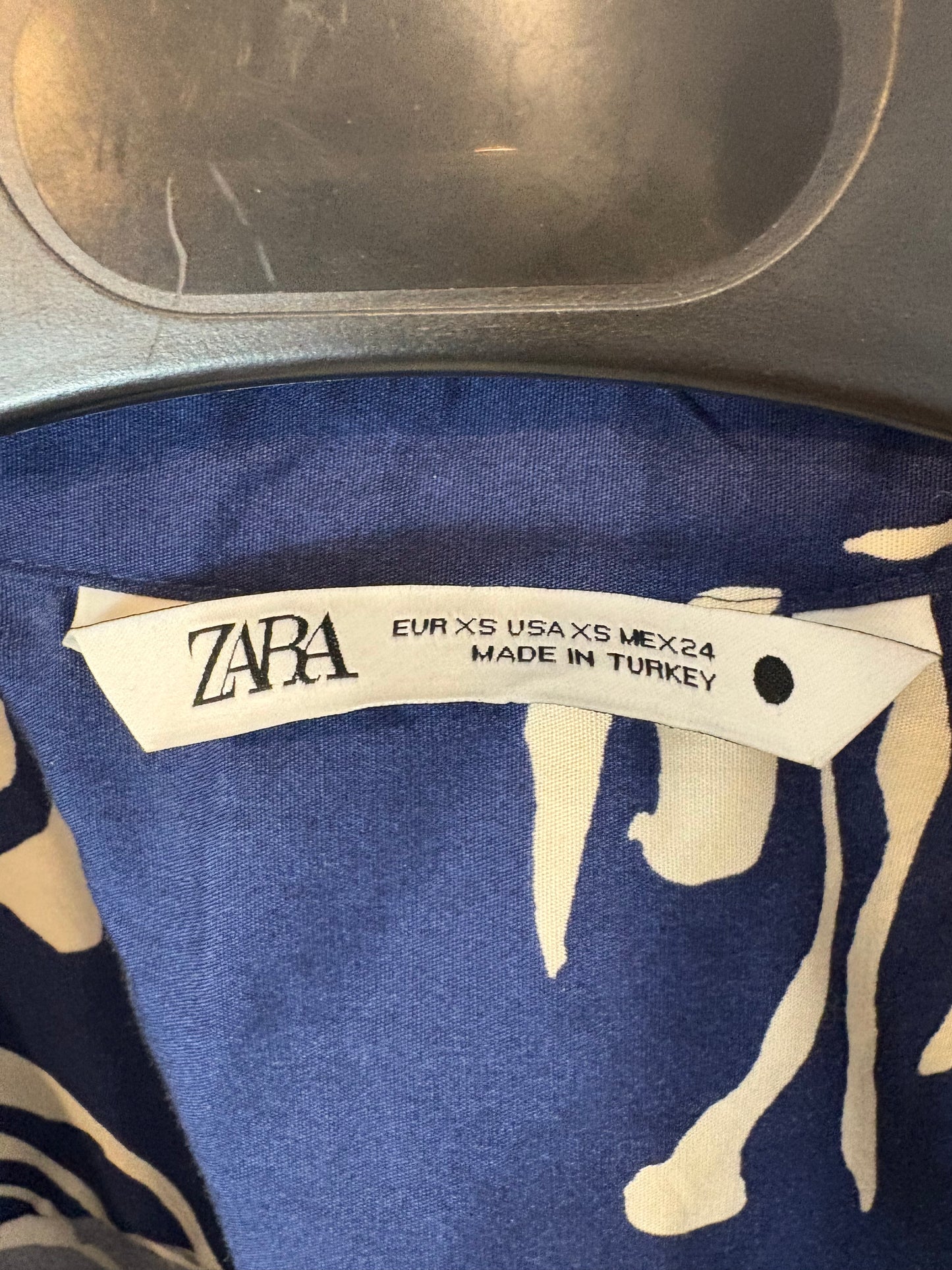 ZARA. Conjunto falda y blusa azul estampado