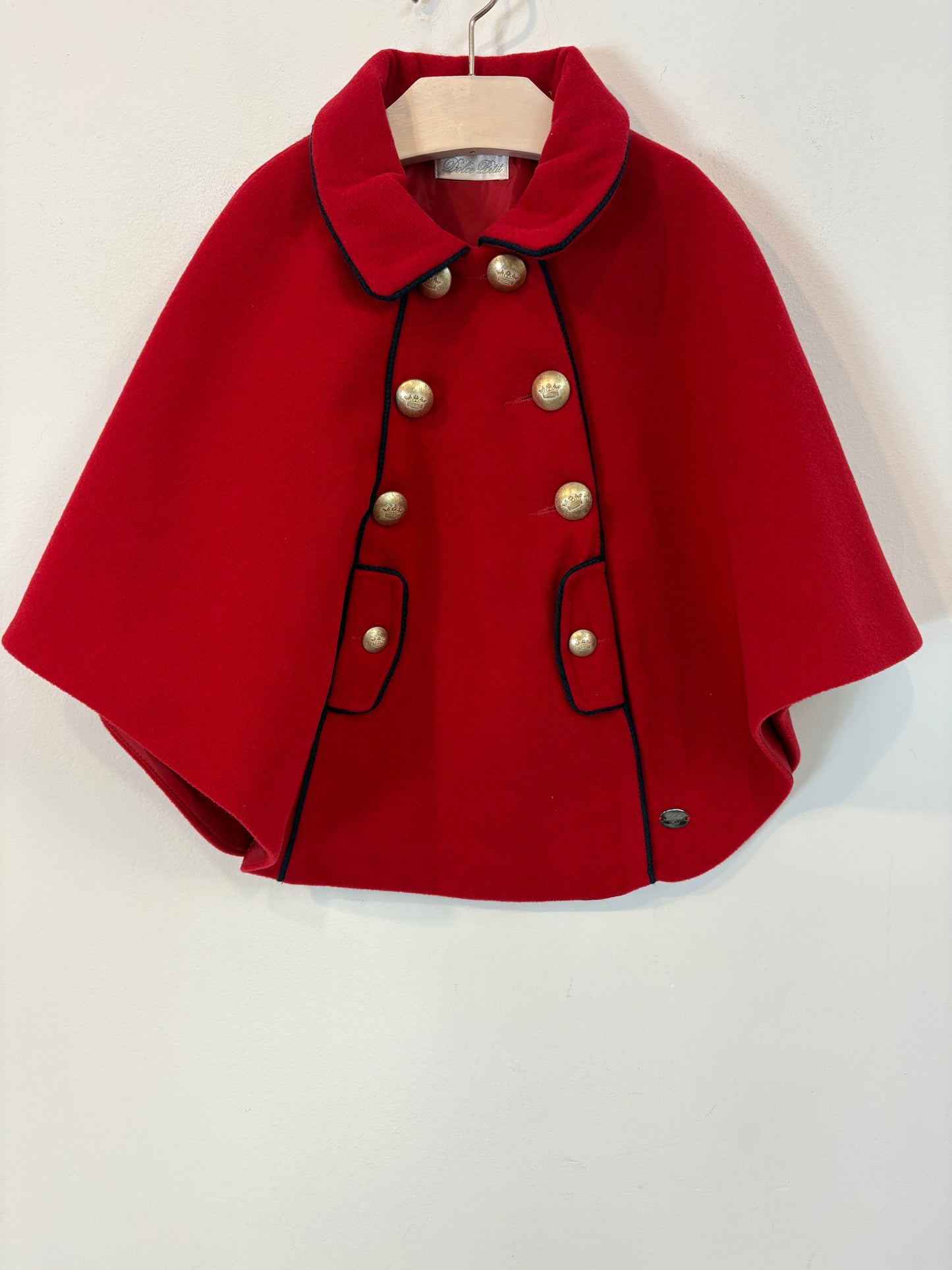 DOLCE PETIT. Capa roja botones. T 4 años
