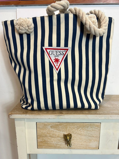 GUESS. Bolso lona rayas