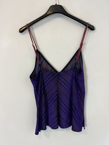 OTRAS. Top morado detalles Tu(s)