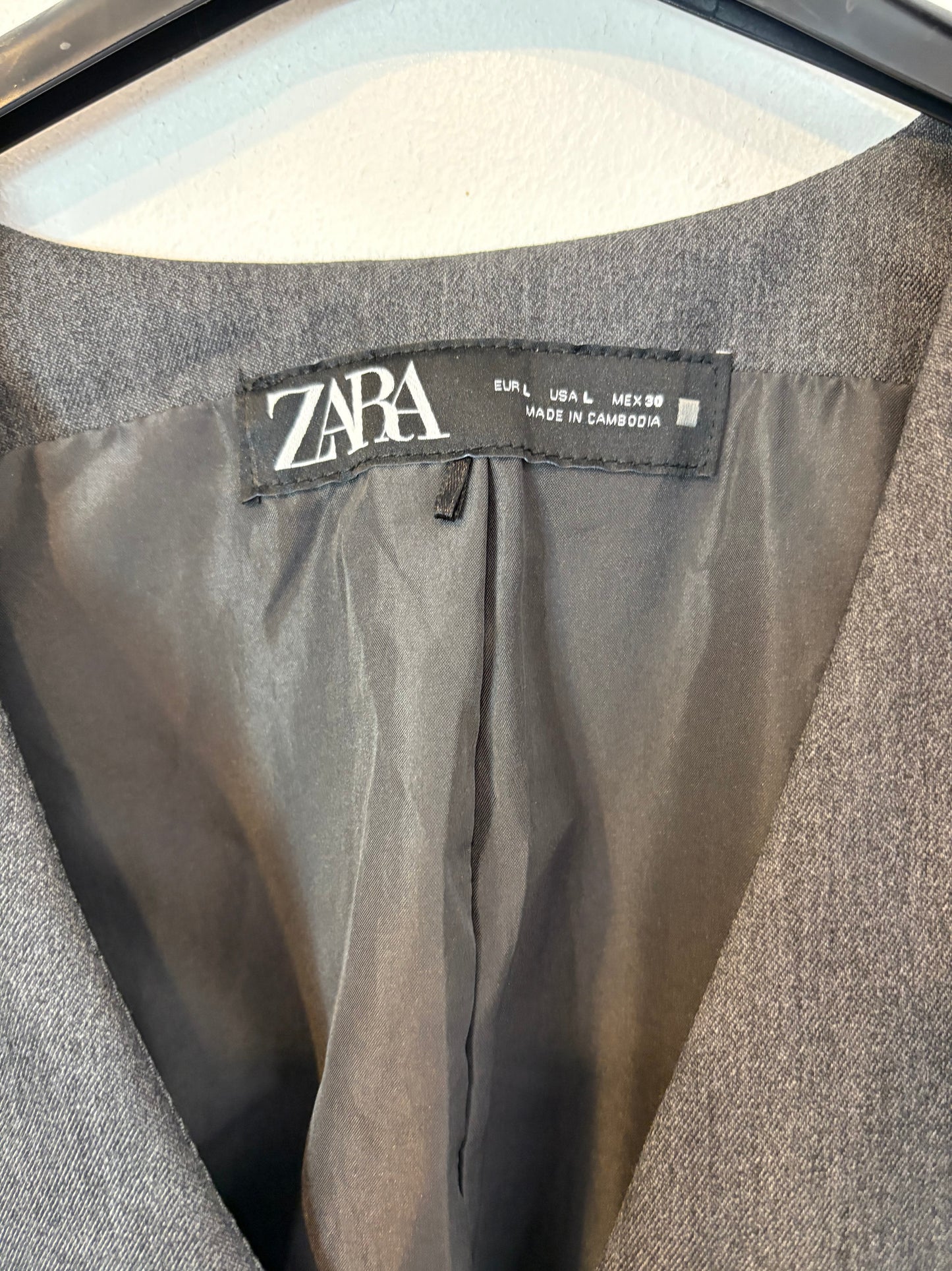 ZARA. Chaleco gris abotonado