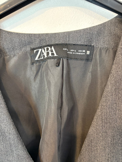 ZARA. Chaleco gris abotonado